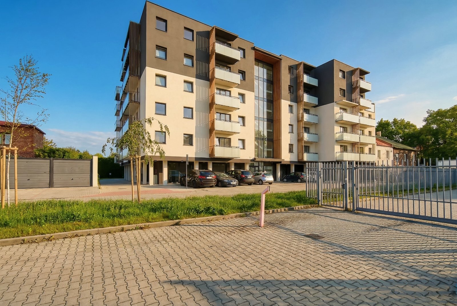 Inwestycyjny Lokal Usługowy 124m² | Centrum Czechowice-Dziedzice | Nowy Budynek — zdjęcie 1
