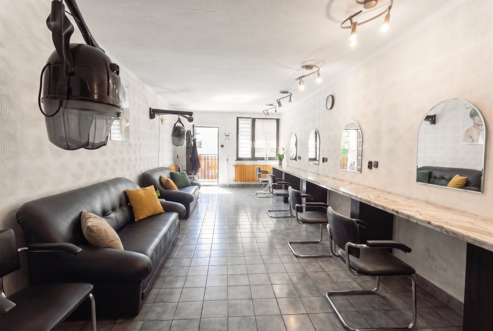 Gotowy Salon Fryzjerski (4 Stanowiska) na Sprzedaż - Czechowice-Dziedzice — zdjęcie 2